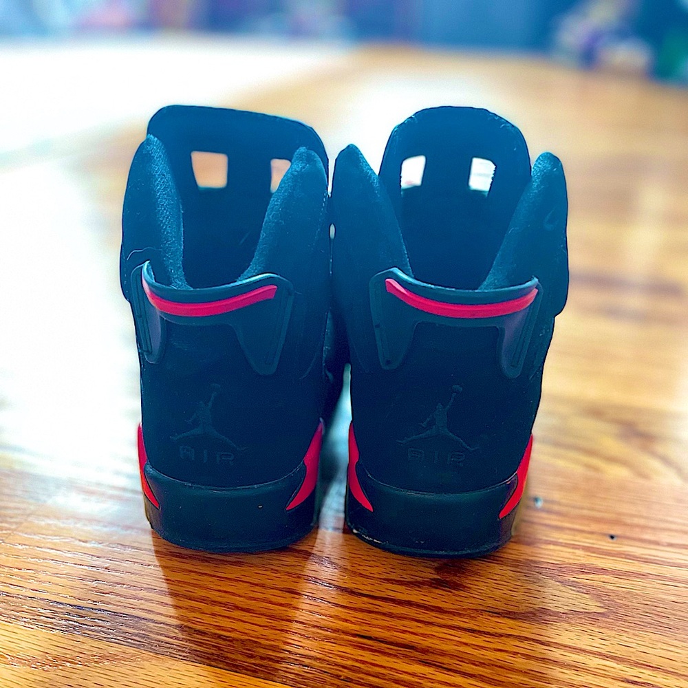 used infrared jordan 4. wore less than 10 times.
